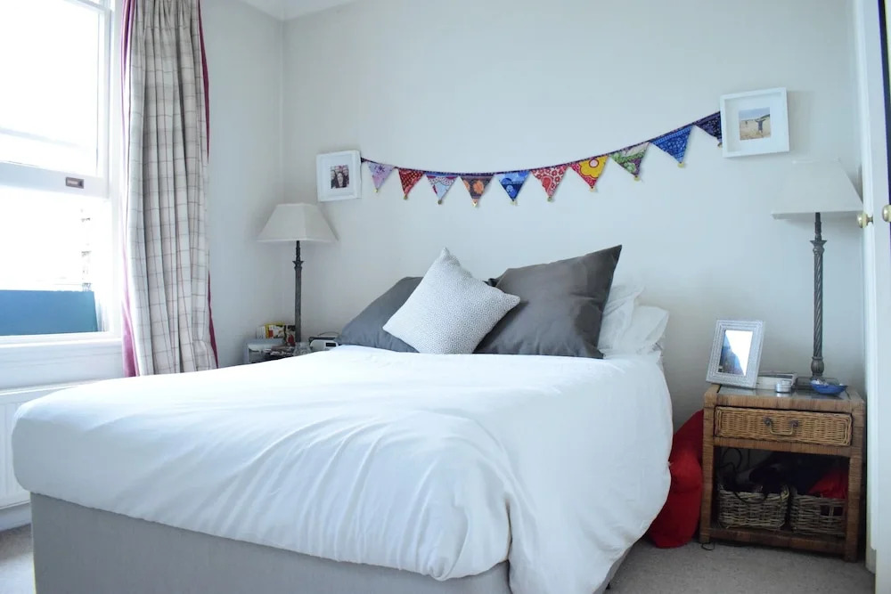 1 Bedroom Chelsea Flat With Balcony