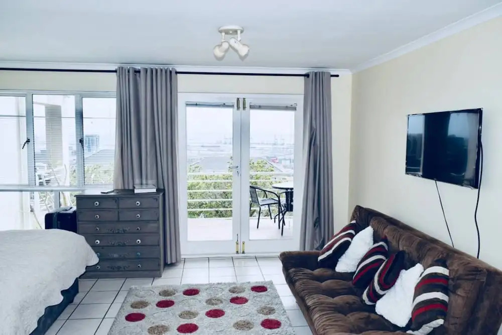 Bright Studio Apartment in Devils Peak