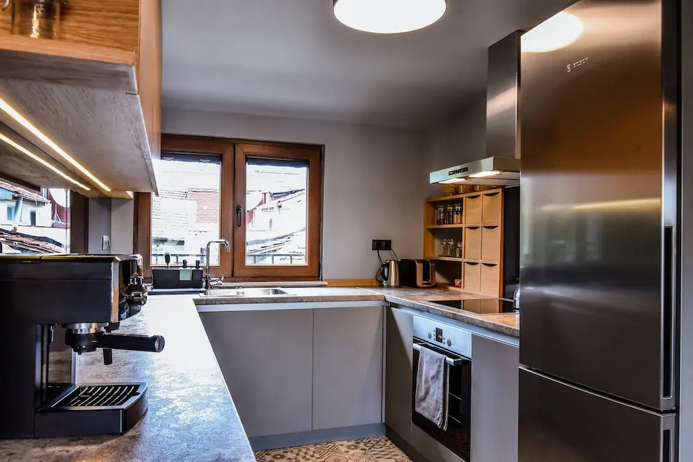 FM Luxury 3-BDR Apartment - 3 Levelled Home