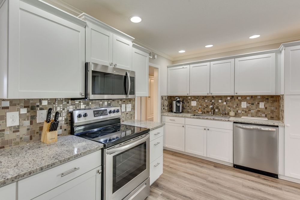 Spacious Fort Walton Beach Home ~ 2 Mi to Beach!