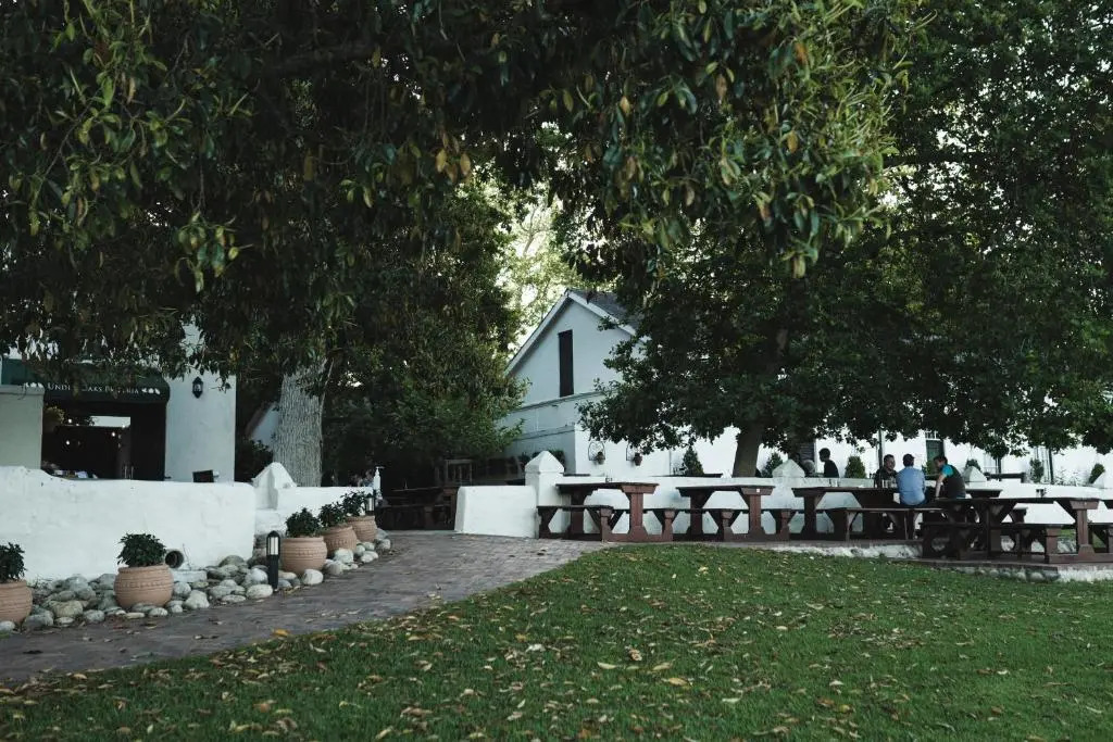 Under Oaks Guesthouse