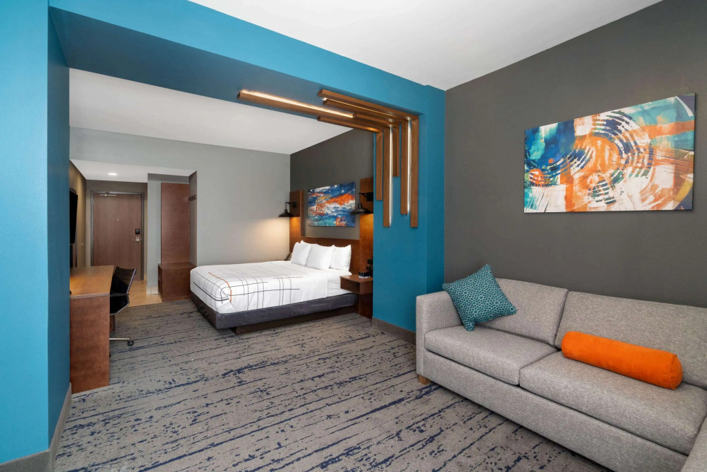 La Quinta Inn & Suites by Wyndham Louisville NE - Old Henry Rd