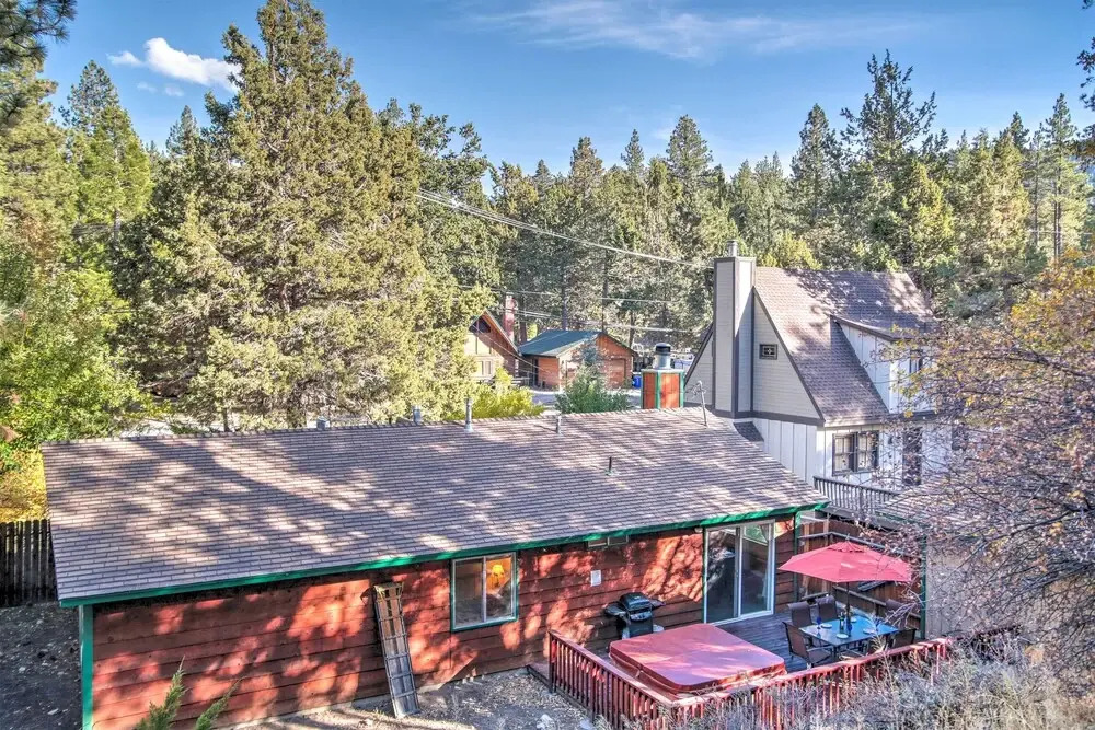Serene Cabin w/ Hot Tub < 1 Mi to Bear Mountain!