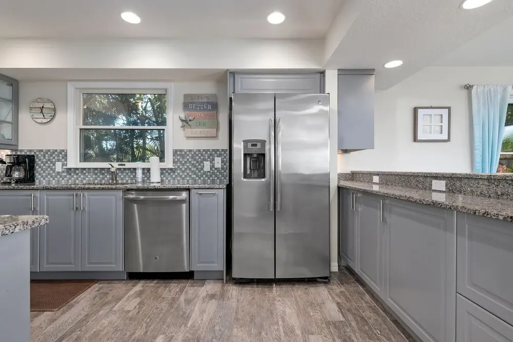 Walk To Beach Recently Renovated Sleeps 6 2 Bedroom Condo by RedAwning