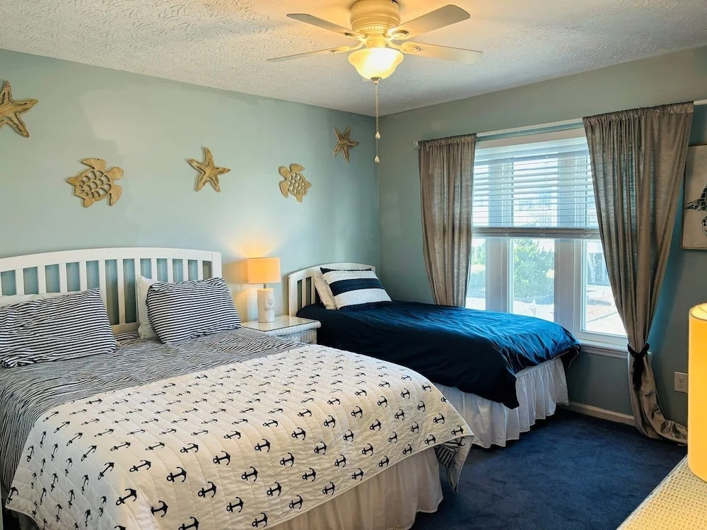Nothin But Nett 5 Bedroom Home by RedAwning