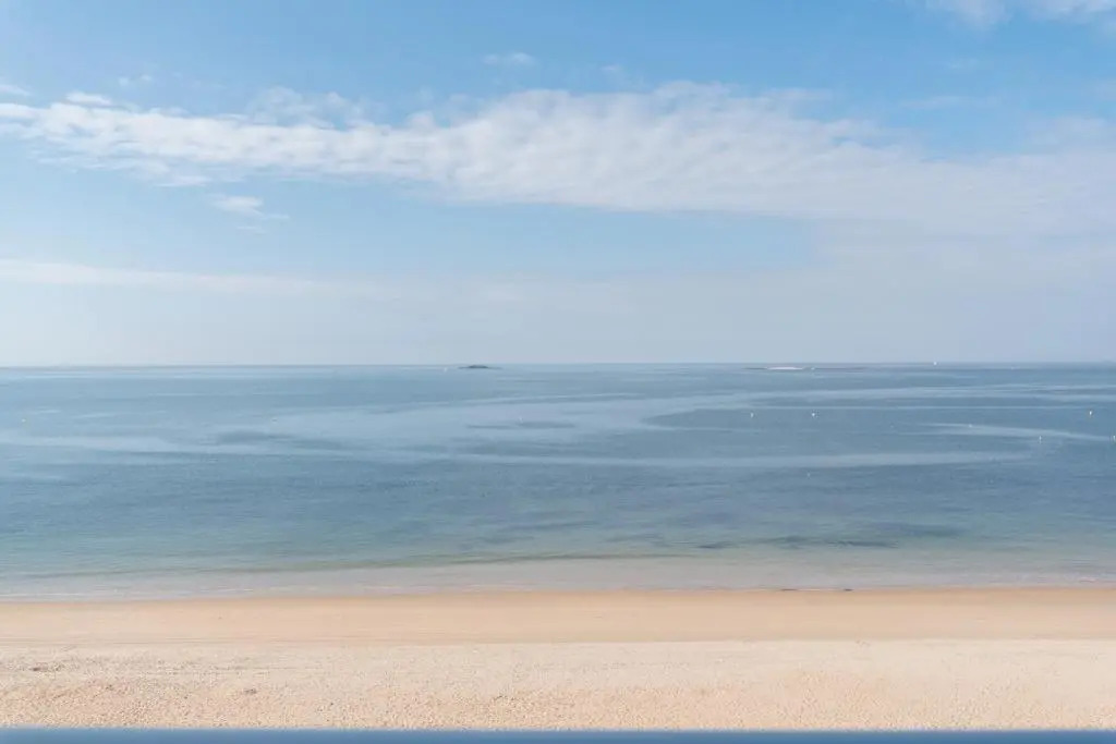Appartement surplombant la plage de bonne source
