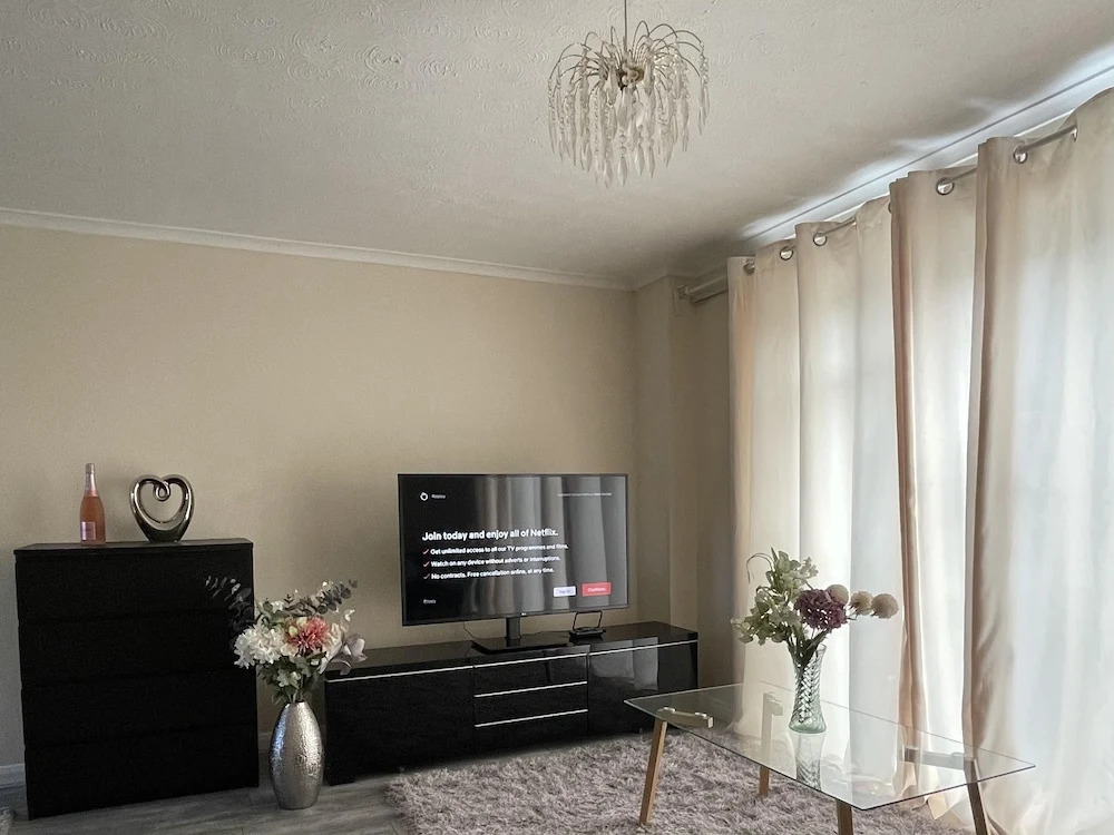Enjoy Lovely 4 bed Apartment With Garden