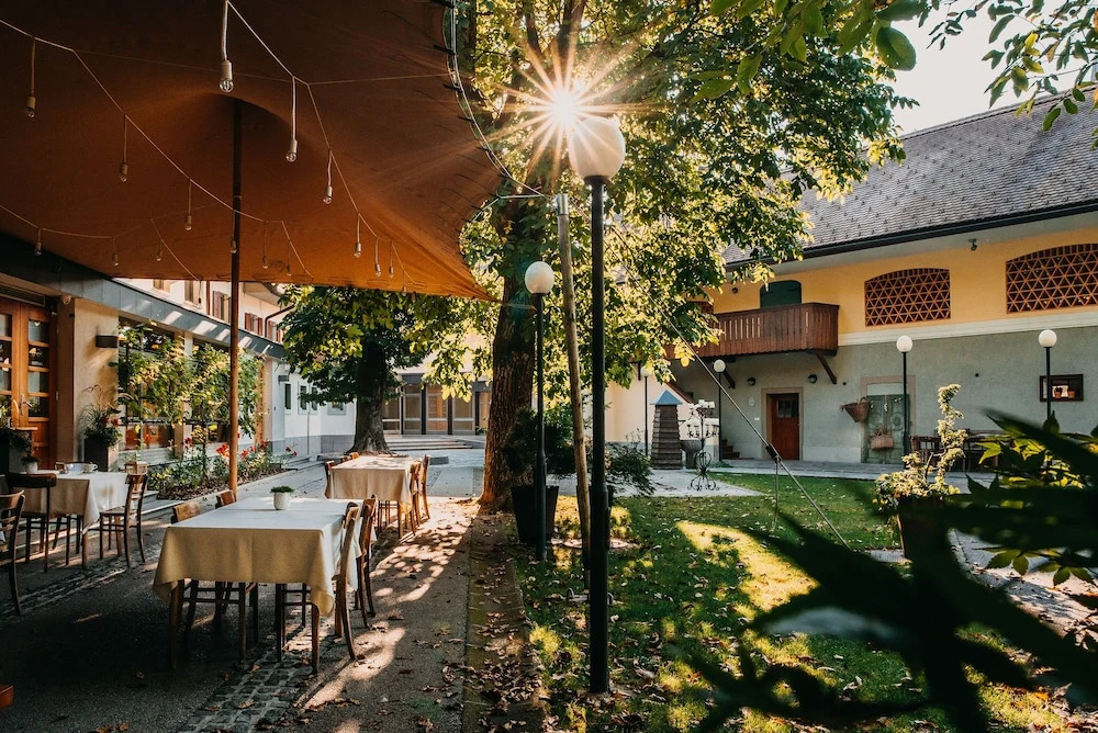 Hotel Dvor Jezersek Brnik