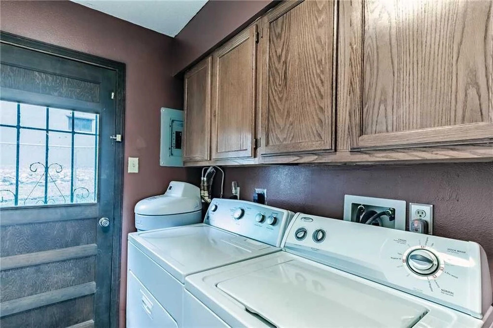 Mustang Hideaway - Three Bedroom Cabin