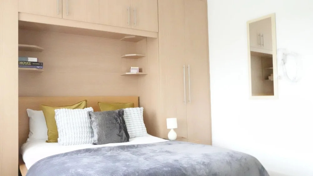 Private on suites- Private Bathroom every room-1 Bus to Heathrow Airport
