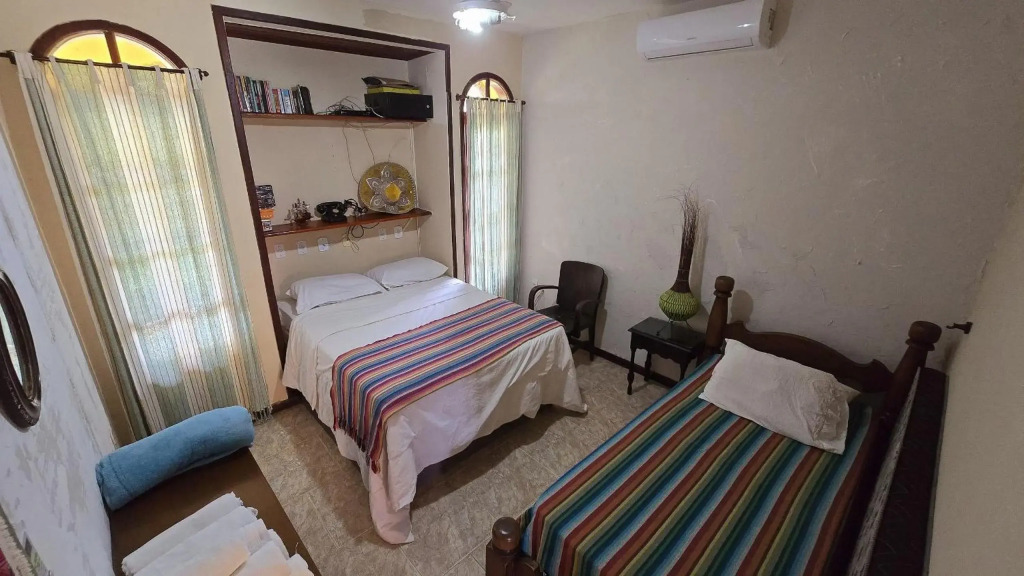 Casa Amarela com 7 quartos para 20 pessoas em Porto Seguro