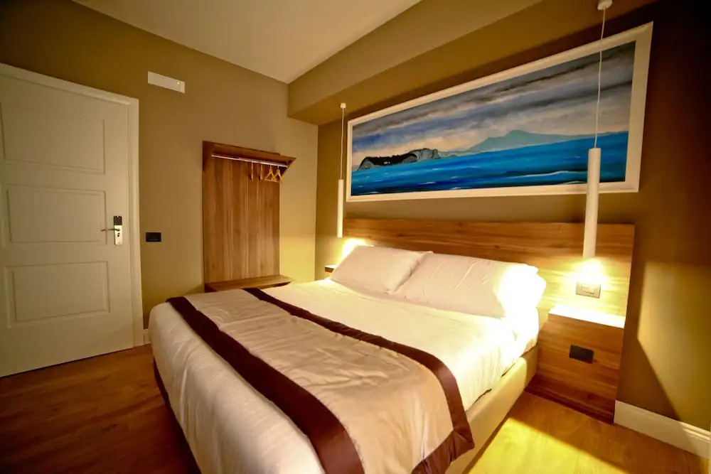 7th Floor Suite