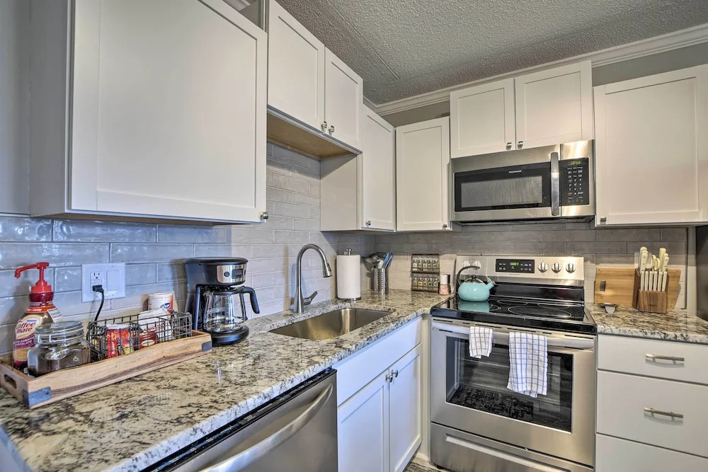 Beachfront Condo w/ Balcony: Walk to Apache Pier