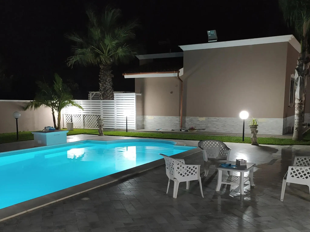 Air-conditioned villa with swimming pool 900 meters from the sea