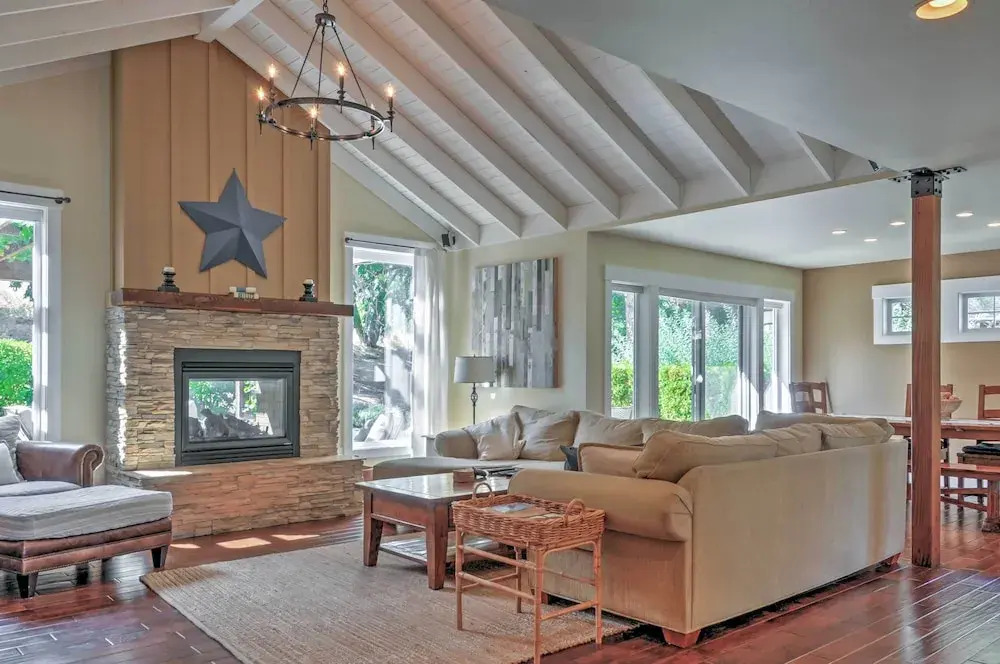 Gorgeous Wapato Point Lakehouse w/ Private Hot Tub