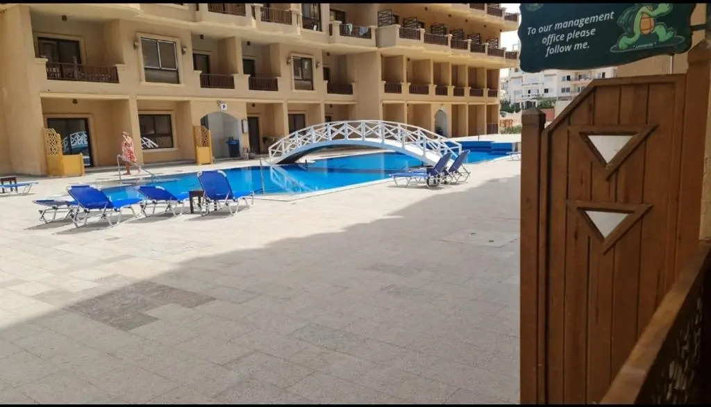Beautiful apartment with sea and pool view