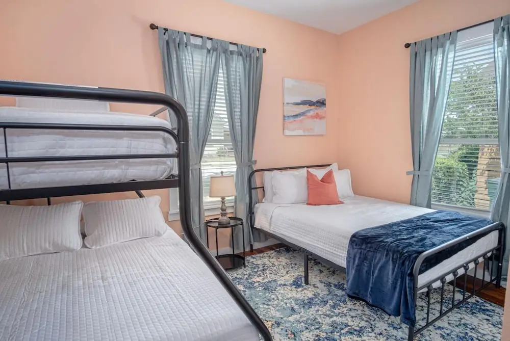 Comfy and Incredible Fenced 2BR 2 BA Near Downtown