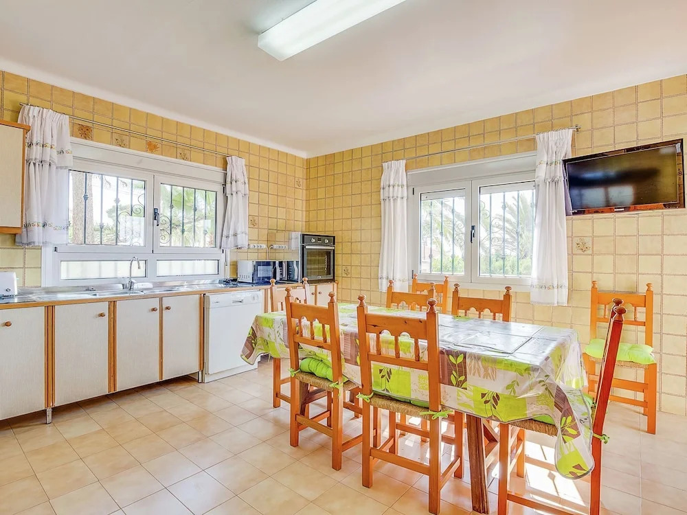 Spacious House in Quiet Residential Area With Private Pool, Terraces and BBQ
