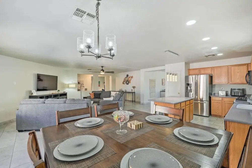 2 Mi to State Farm Stadium! Family-friendly Home