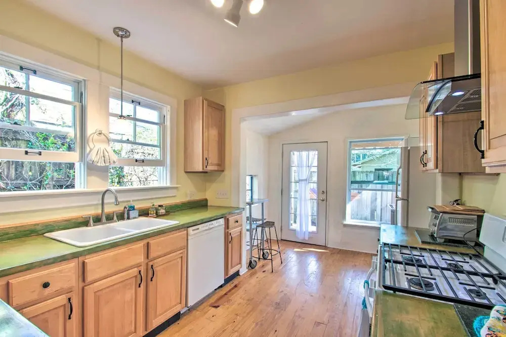 Colorful Pensacola Oasis: 1 Block to Bayview Park!