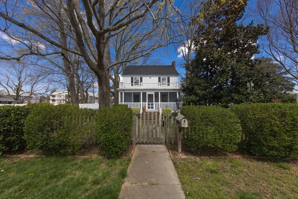 23rd Street White House 4 Bedrooms 2 Bathrooms Home