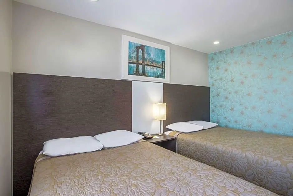 Super 8 by Wyndham Brooklyn / Park Slope Hotel
