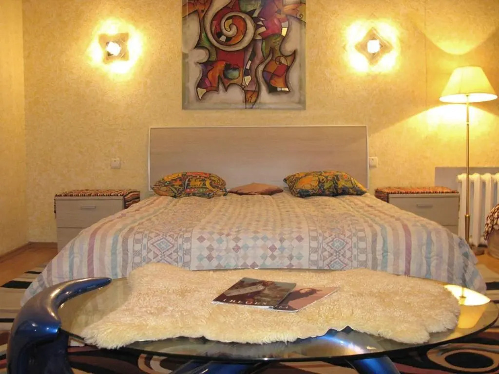 Apartment Triokhsviatytelskaya Street 3