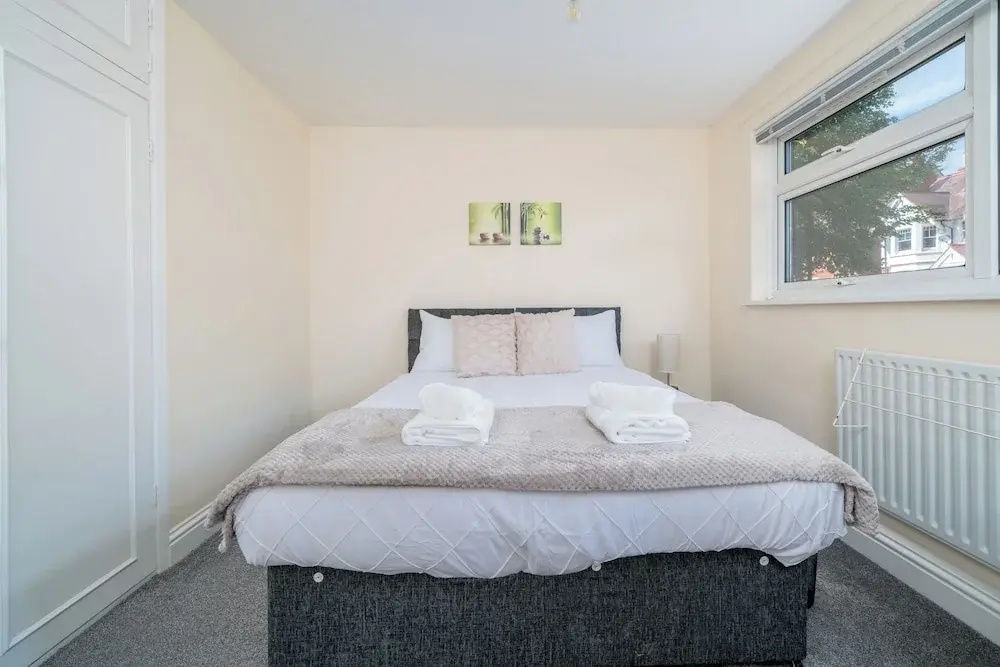 Redhill Holiday Home Sleeps 4 - Parking