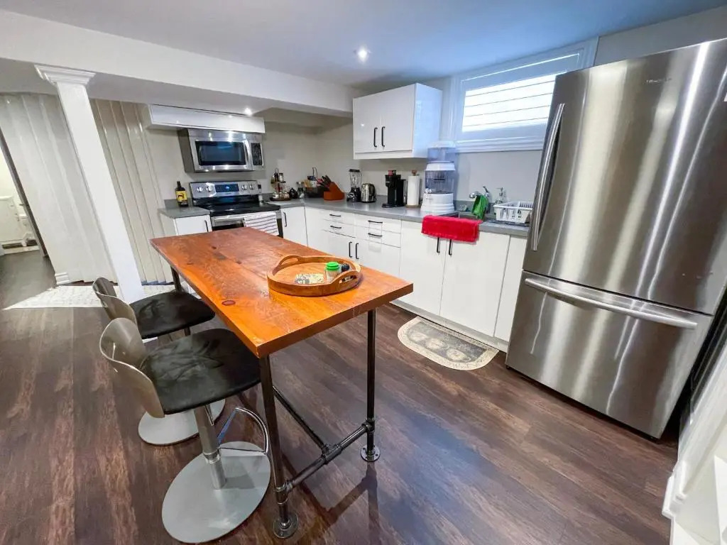 Spacious & Renovated 1BD Suite w/parking