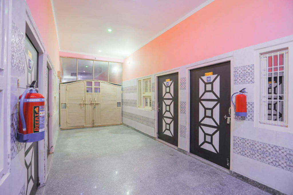 SPOT ON 65708 Shri Ram Hotel