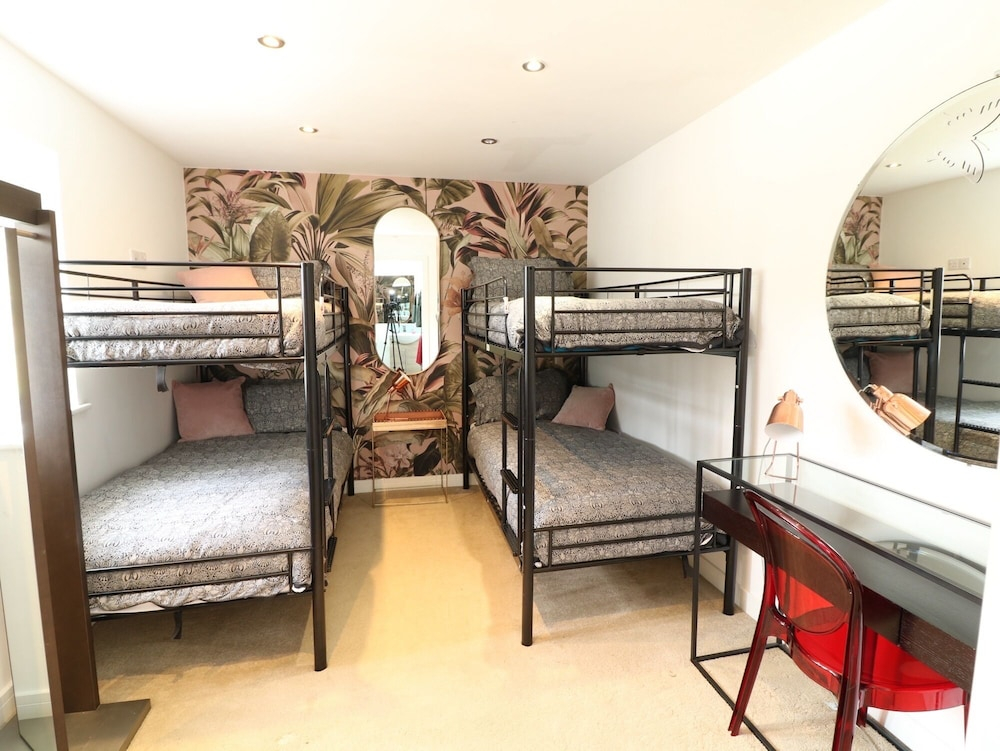 Lincoln 4-Beds Sleeps 13 Hot Tub & Pet Friendly