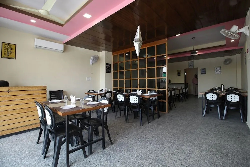 Oyo Flagship 33020 Kusum Vihar Jagat Pura
