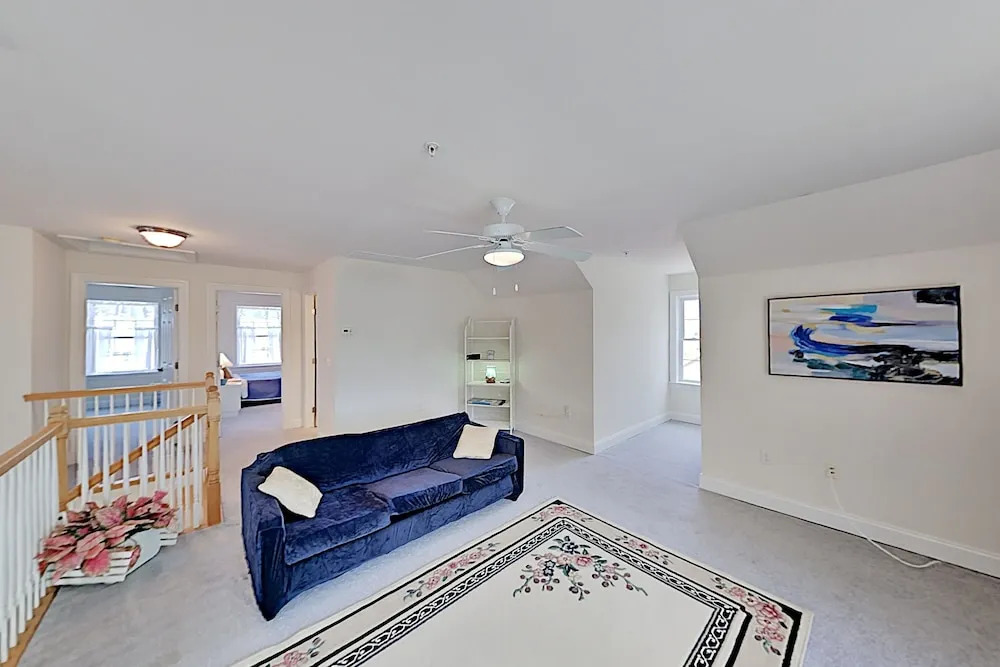 Coastal Getaway W/ 2 Living Areas - Walk To Beach 4 Bedroom Home