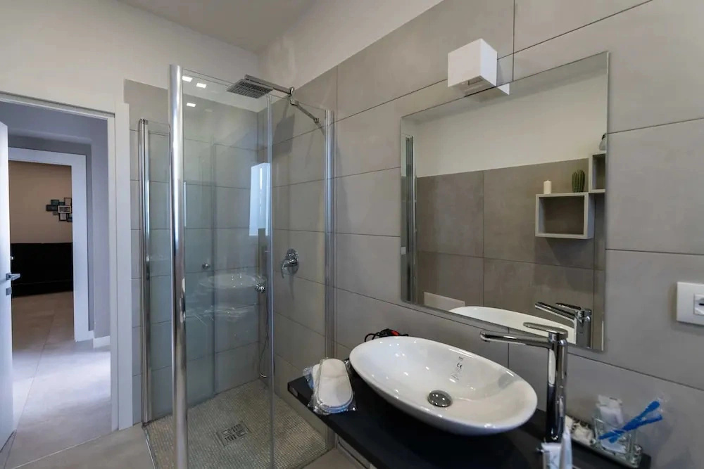 8 Rooms Hotel
