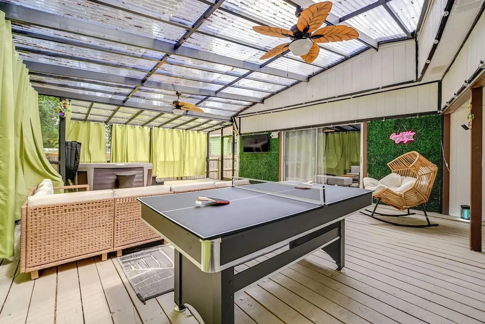 Central Tampa Oasis: Hot Tub & Huge Covered Deck
