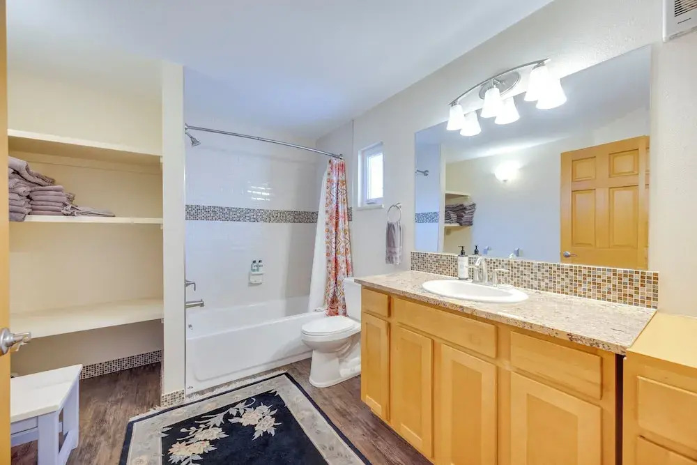 1/2 Mi to Attractions: Apartment w/ Deck