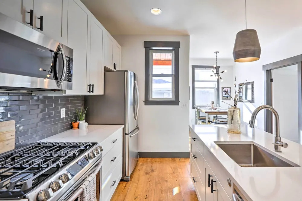 Modern Mountain Getaway, Walk to Grand Lake!