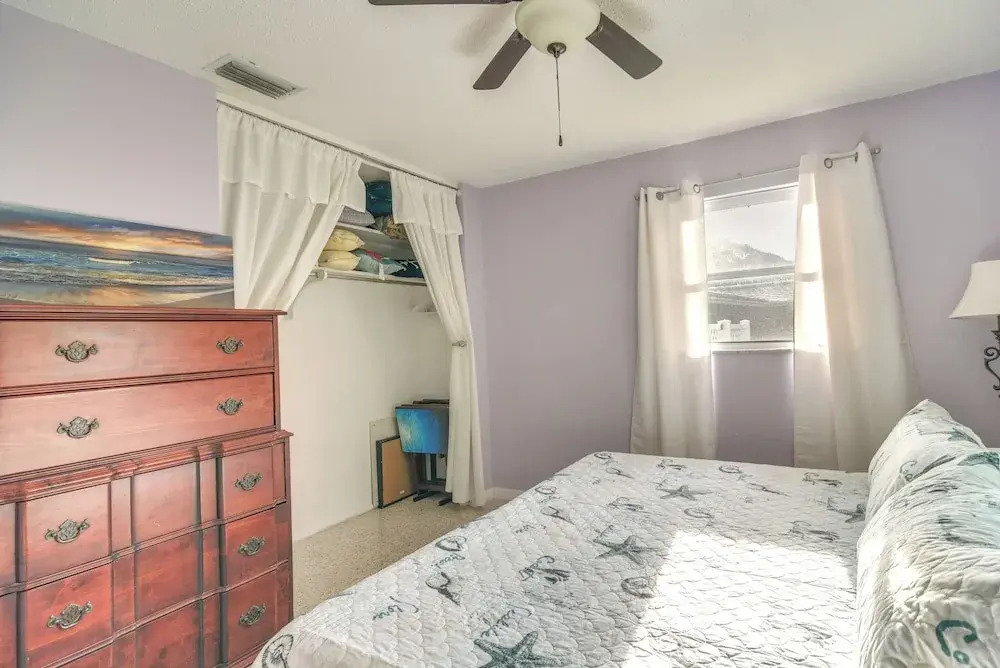 4 Mi to Dog Beach: Largo Home w/ Pool & Hot Tub!