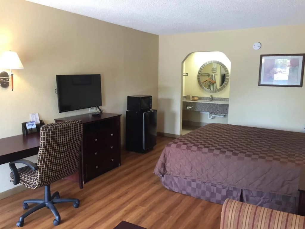 Deluxe Inn & Suites