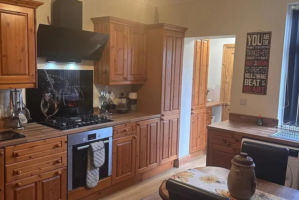 House - Sleeps 4 - Garden - on Street Parking