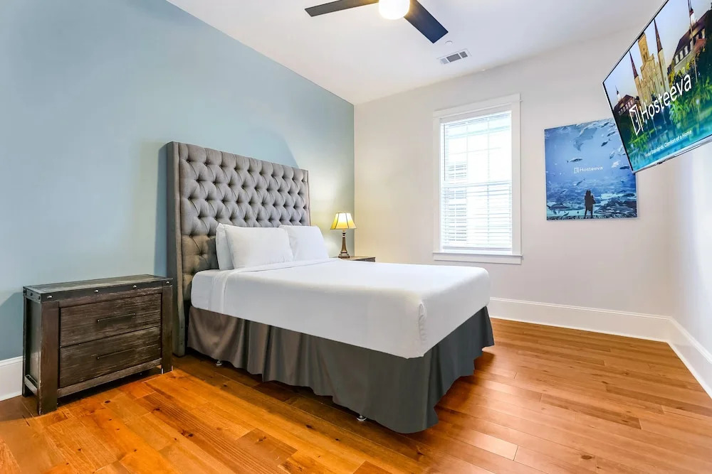 Spacious 5 BR Retreat with Pool - Near It All