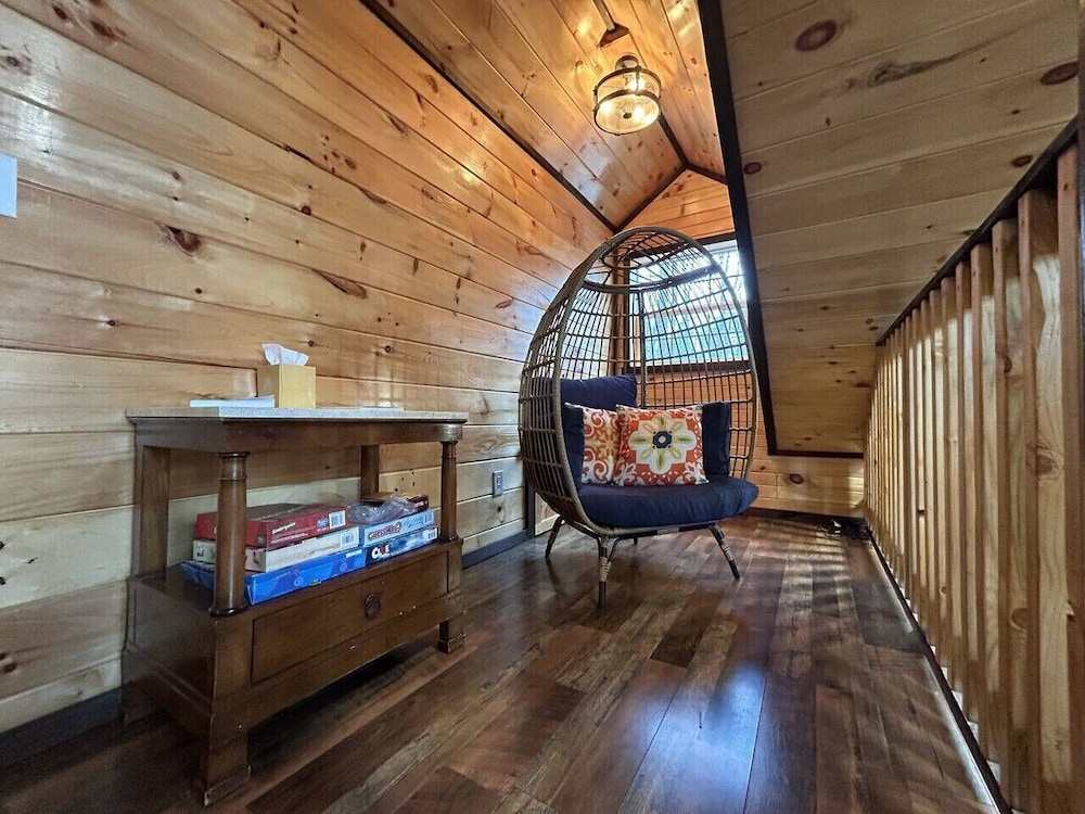 Wifi & Hot Tub, Large Family - Climb On in Rrg!
