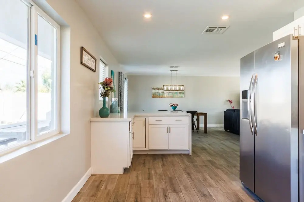 4BR Sleeps 8 Heated Pool Yard Games Bbq!