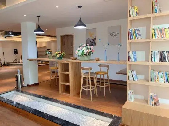 Dali li li wan xiang youth community hostel