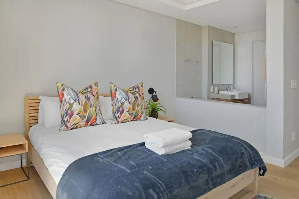 Modern 1-bed V A Waterfront Canal Harbor Views