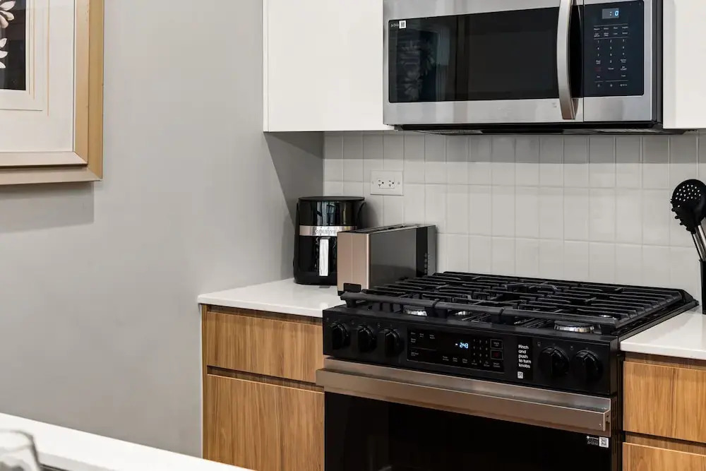 Month Edgewater Booking 2BD 2BA w Gym Parking