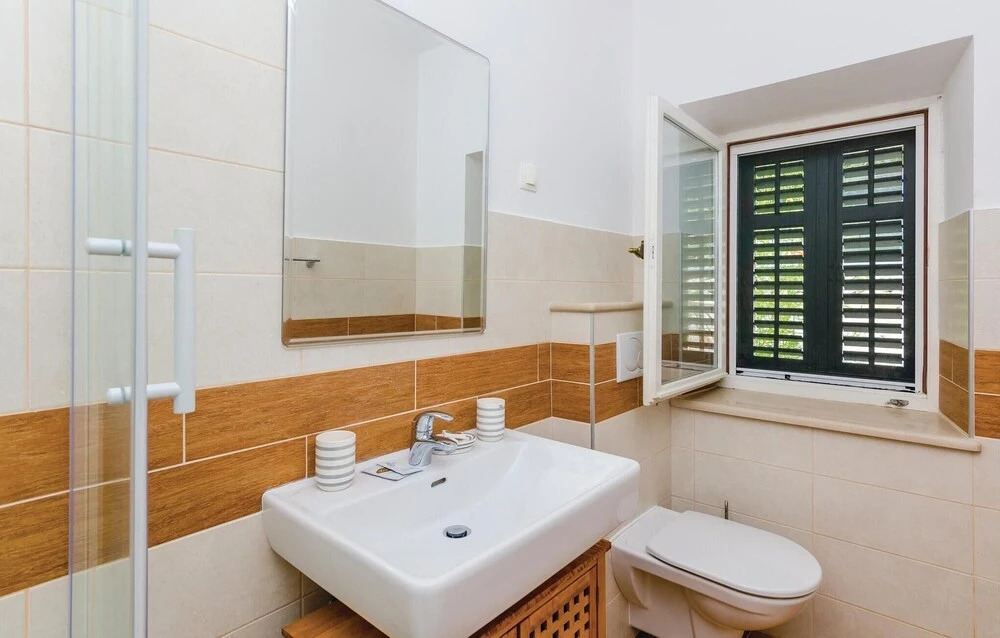 Stunning Home in Lovorno With Wifi and 5 Bedrooms