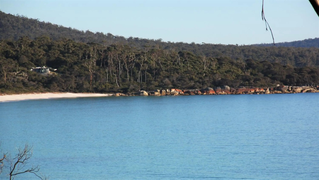 KINGFISHER COTTAGE Beachfront at the Binalong Bay