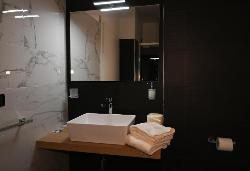 Palace Eight - Suites & Spa