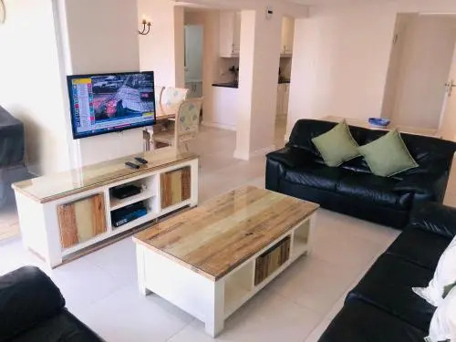 22 Kyalanga Beachfront Apartment